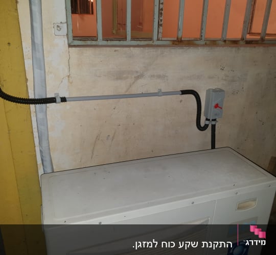 תיבת חשמל עם חוטים מחוברים לקיר